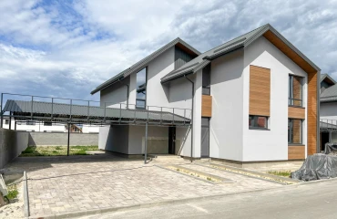Photo House, for sale. Novi Petrivtsi