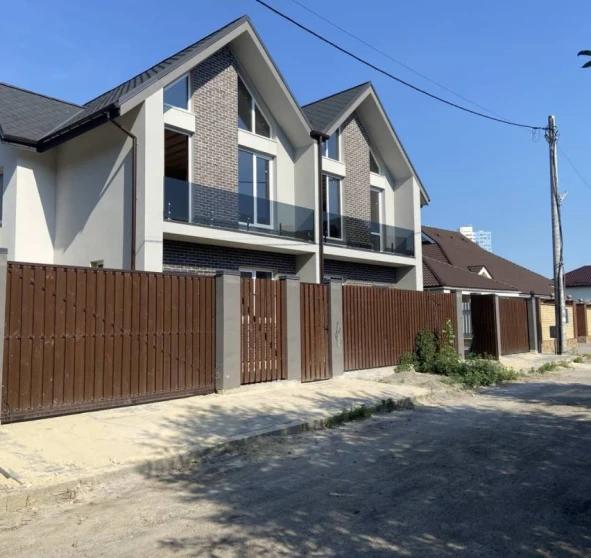 Foto 1. Casa, en venta. Brovary