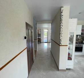 Foto 2. Casa, en venta. Pidhirtsi