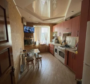 Foto 2. Tres Ambientes piso, en venta. Poltava Шевченковский (Октябрьский)