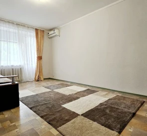 Foto 2. Tres Ambientes piso, en venta. Poltava Шевченковский (Октябрьский)