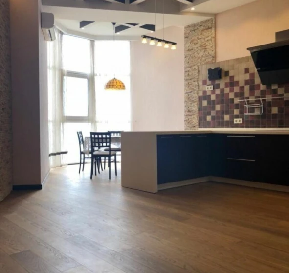 Foto 1. Tres Ambientes piso, en venta. Odesa Приморский
