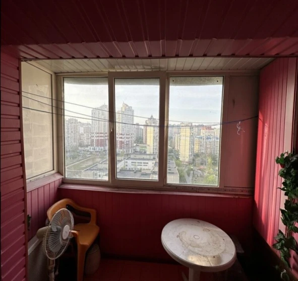 Foto 1. Tres Ambientes piso, en venta. Kyiv Дарницкий район, Pozniaky