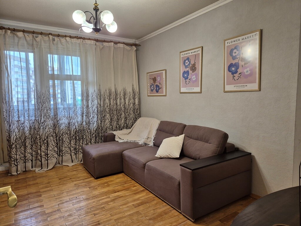 Foto Tres Ambientes piso, para alquilar. Kyiv Дарницкий район, Pozniaky