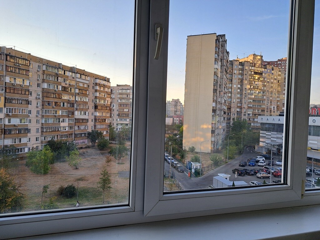 Foto Tres Ambientes piso, para alquilar. Kyiv Дарницкий район, Pozniaky