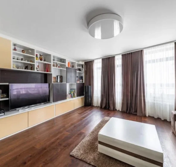 Foto 1. Tres Ambientes piso, en venta. Kyiv Holosiivskyi