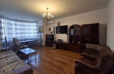 Foto Tres Ambientes piso, para alquilar. Kyiv Darnytskyi, Pozniaky