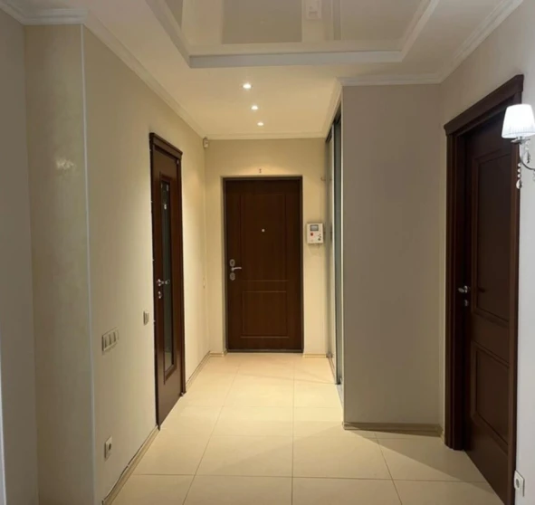 Foto 1. Cuatro Ambientes piso, en venta. Kyiv Holosiivskyi