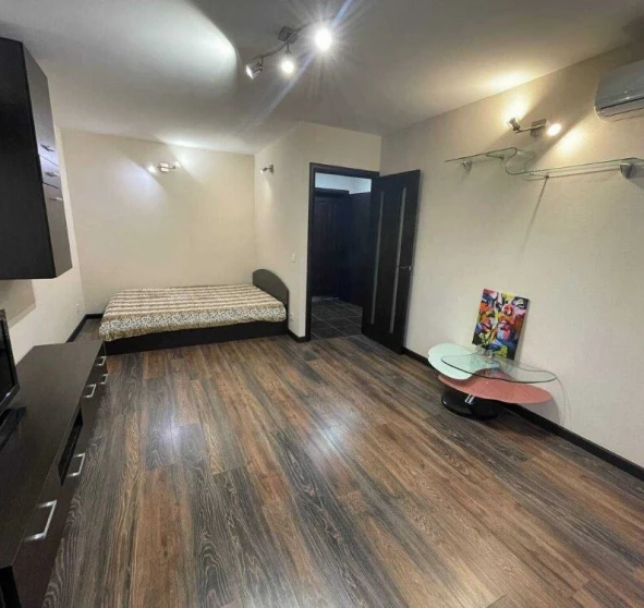 Foto 1. Monoambiente piso, en venta. Kyiv Днепровский район, Darnytsia