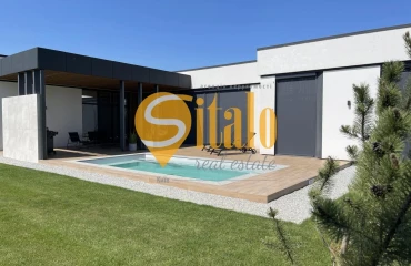Photo House, for sale. Hora
